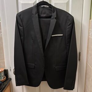 Zara. 2-piece slim fit suit.Black with black grid pattern.Jacket 46R.Pants 34x30